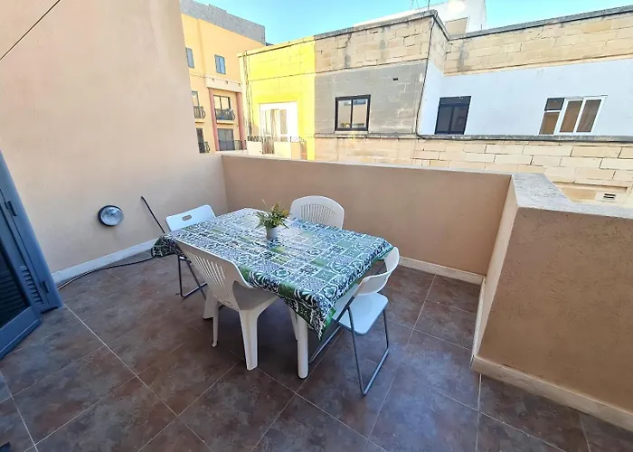 Sliema - Private Terrace, Mins Walk To Balluta Bay Beach