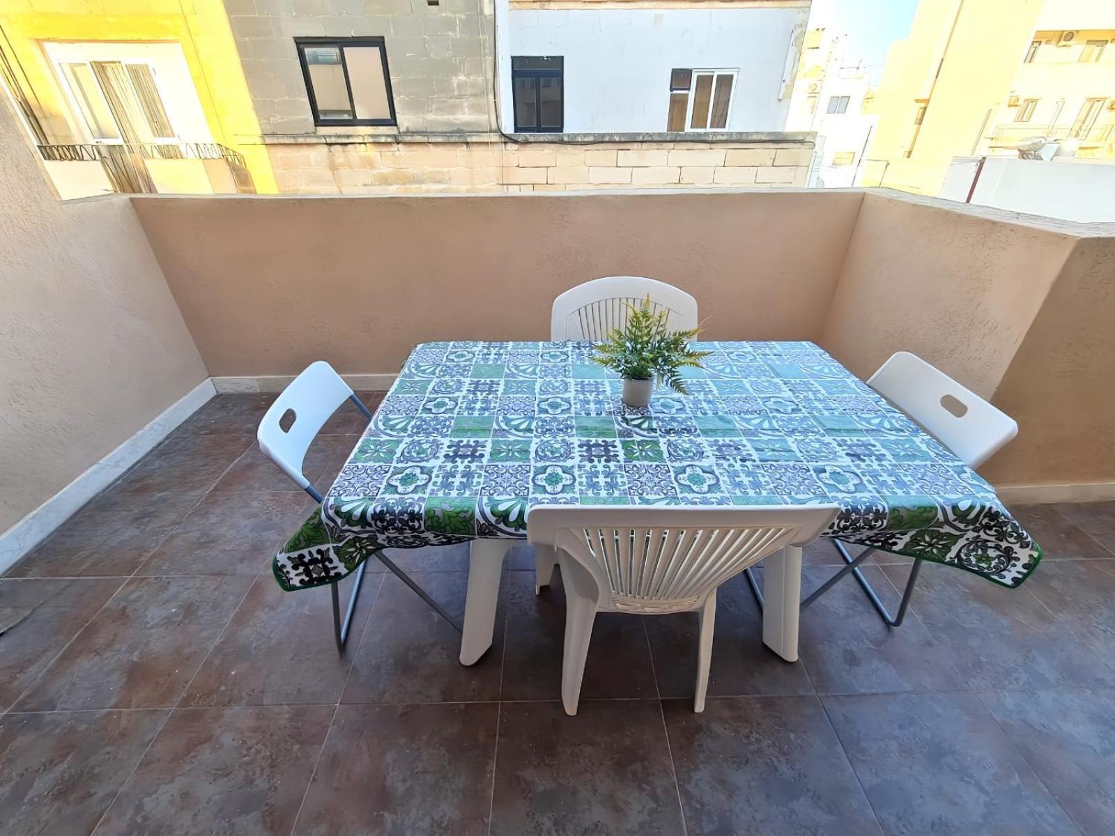 - Private Terrace, Mins Walk To Balluta Bay Apartment Sliema
